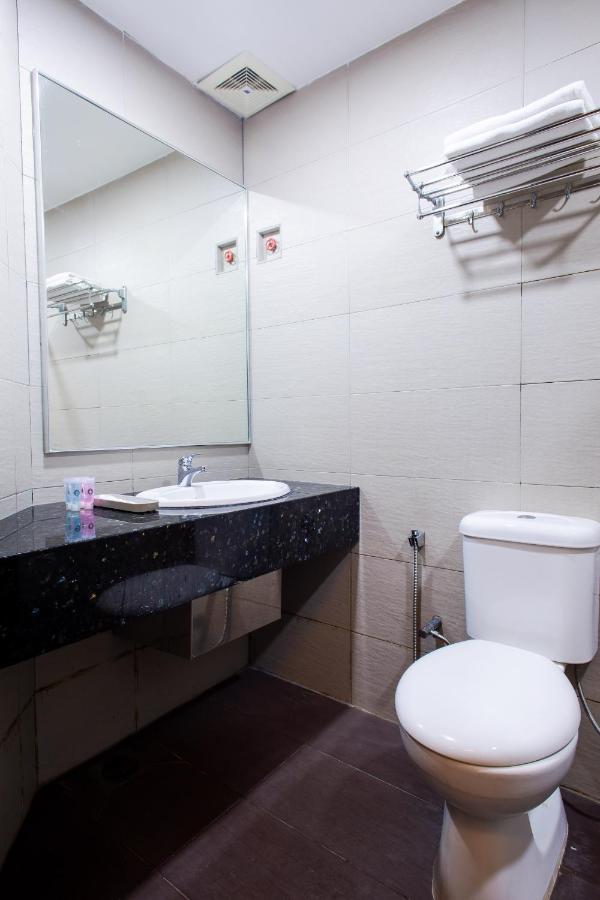 Hotel 101 Permas Jaya Johor Bahru Exterior foto